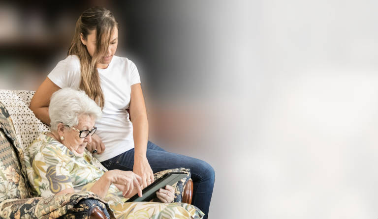 cuidadora con anciana