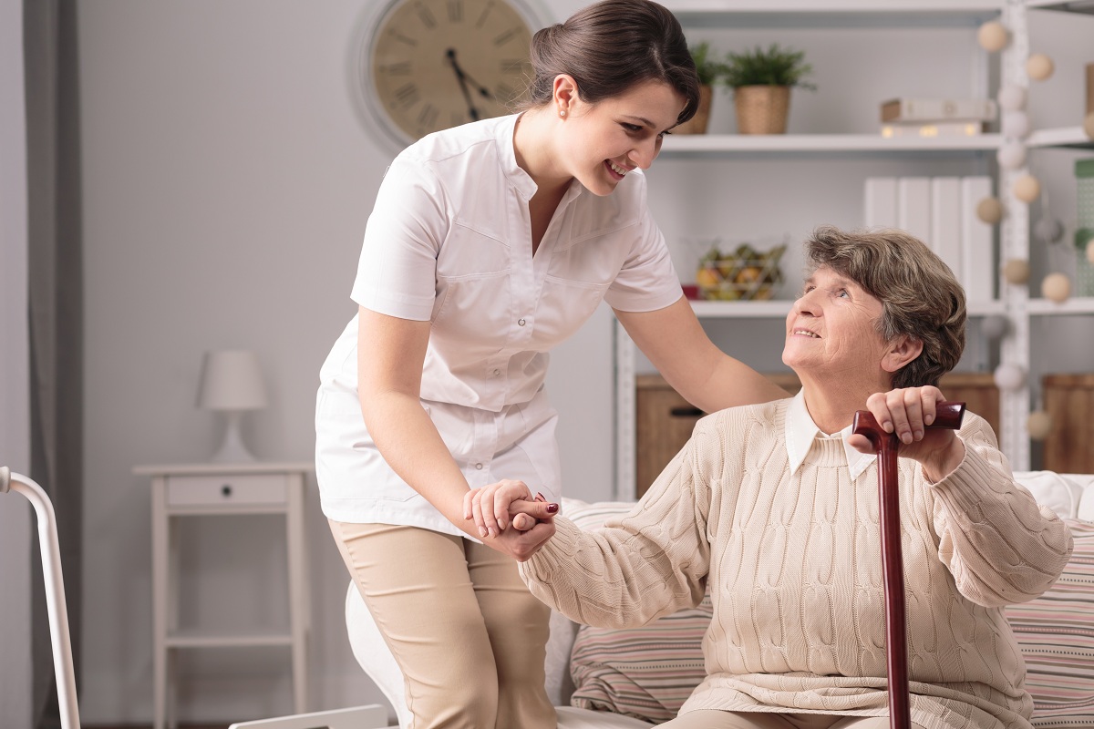¿Cómo limpiar a un anciano con una cuidadora?