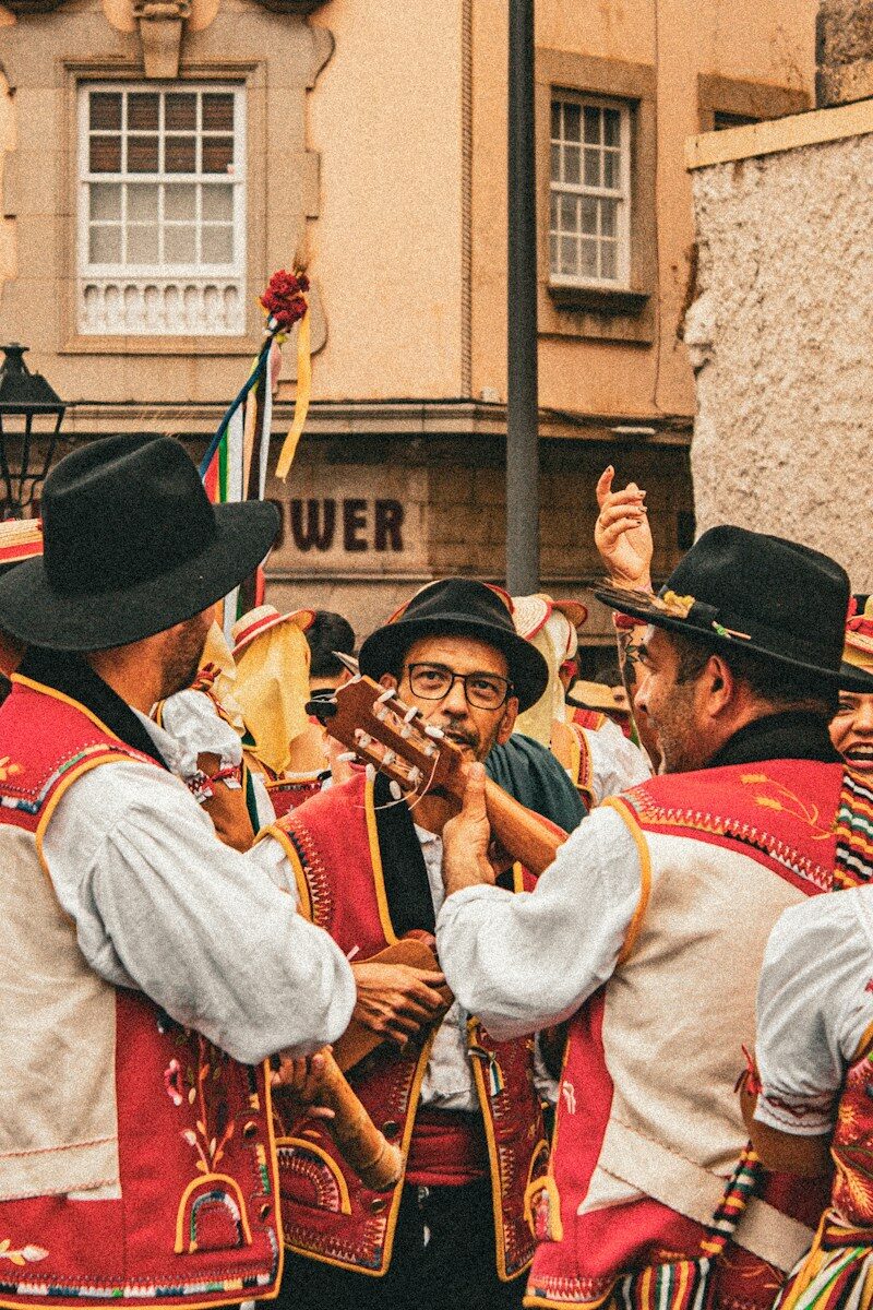 Músicos con traje tradicional en una fiesta popular de España
