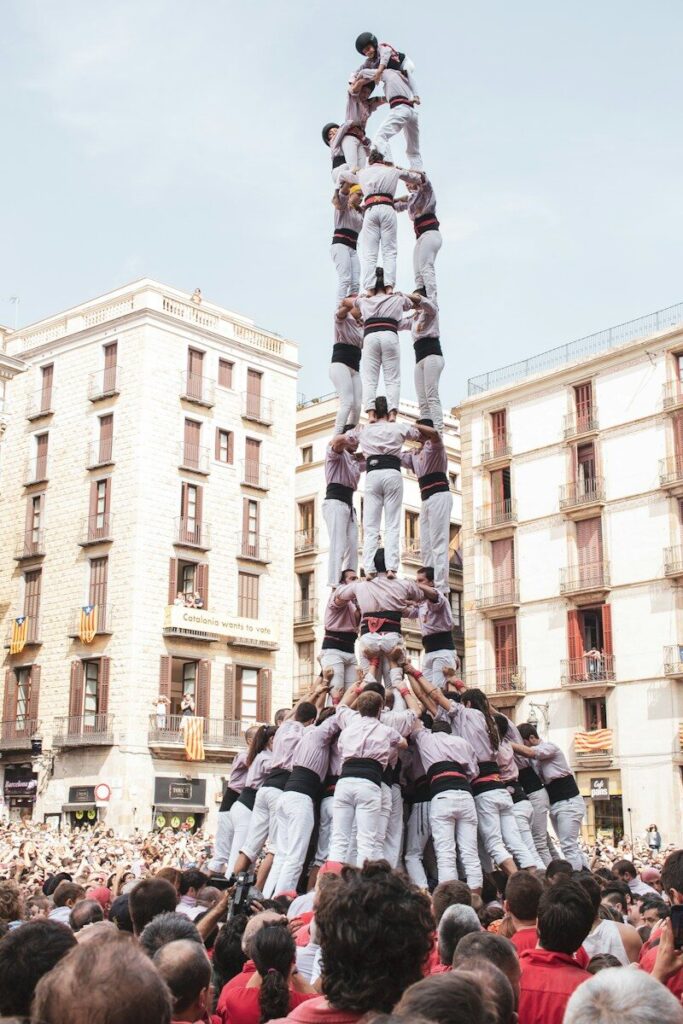 Castellers levantando una torre humana en una fiesta tradicional de España