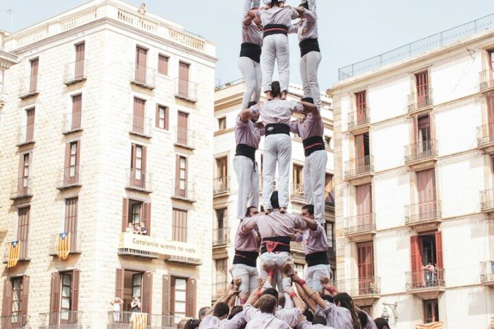 Castellers levantando una torre humana en una fiesta tradicional de España
