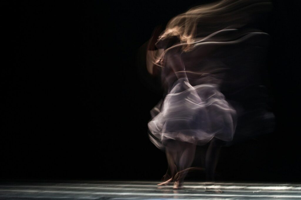 Arte performance: artista en movimiento durante una acción en directo