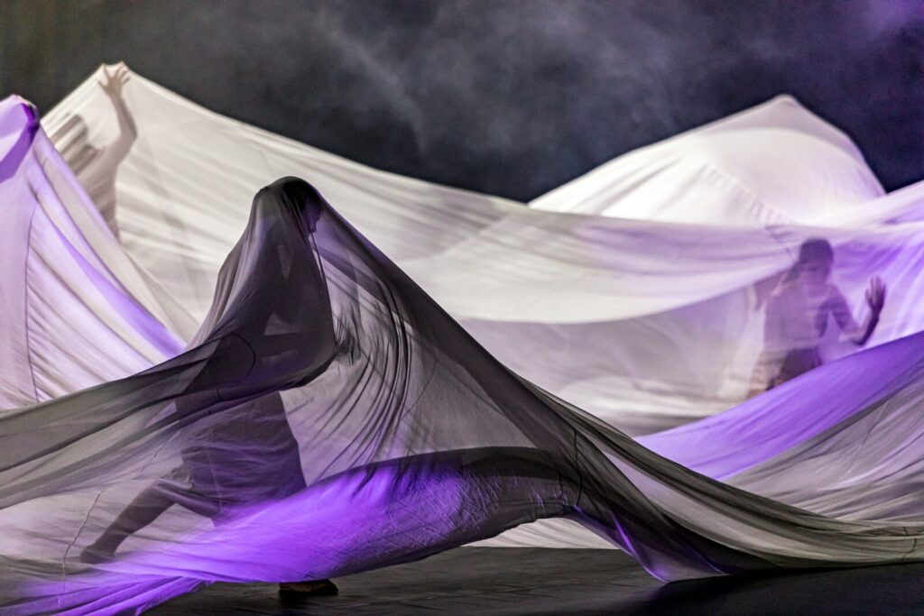 Arte performance con tela y movimiento en una acción escénica